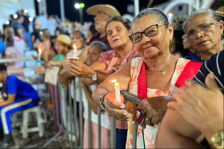 Devotos seguravam velas, candeeiros e lamparinas e entoavam benditos e orações em alusão a Nossa Senhora das Candeias e Padre Cícero 