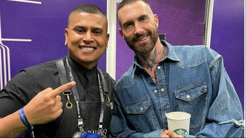 Barbeiro Felipe Galdino cortou o cabelo e aparou a barba de Adam Levine, do Maroon 5 , antes do show no The Town