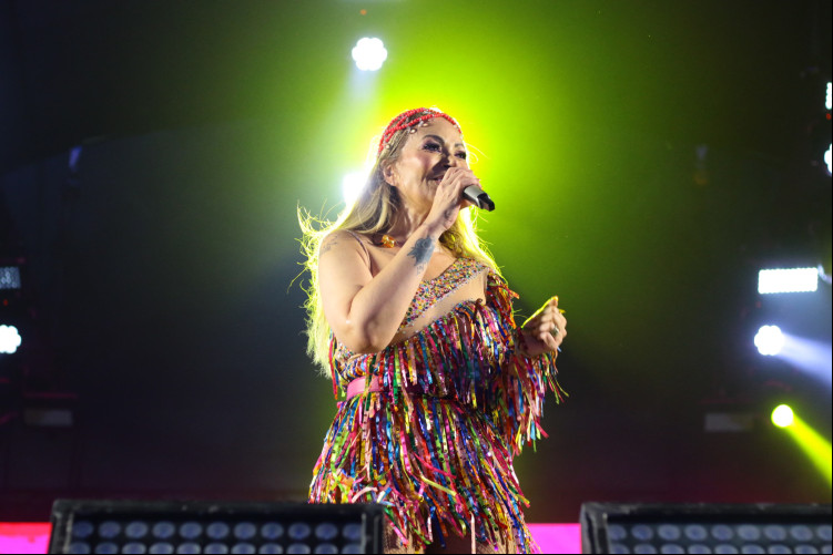 Solange Almeida realiza show de Carnaval no Aterrinho da Praia de Iracema, em Fortaleza
