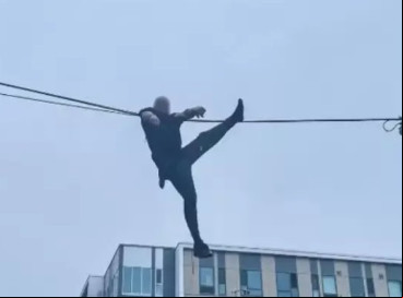 Homem fica pendurado em fios telefônicos ao tentar fugir da polícia 