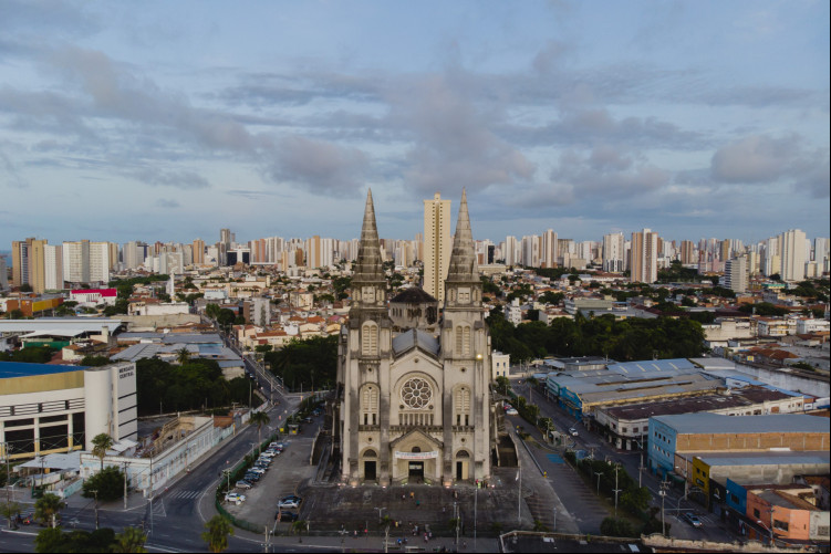 FORTALEZA, CE, BRASIL, 18-03.2022: Catedral Metropolitana de Fortaleza, vista aerea. em epoca de COVID-19. (Foto:Aurelio Alves/ Jornal O POVO)