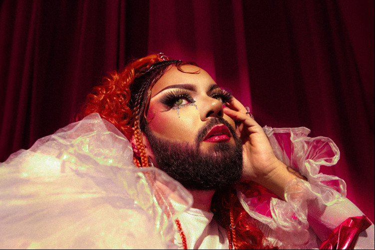 Mulher Barbada lança primeiro álbum "Bárbara" e faz show gratuito no Porto Dragão neste sábado,22 Mulher Barbada lança primeiro álbum "Bárbara" e faz show gratuito no Porto Dragão neste sábado,22