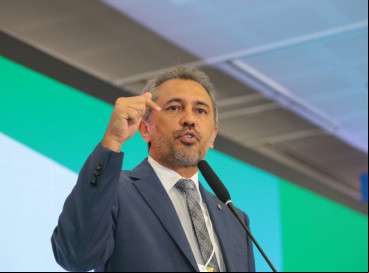 Governador Elmano e a vice Jade Romero têm reajuste salarial aprovado pela Alece nessa terça-feira,19 