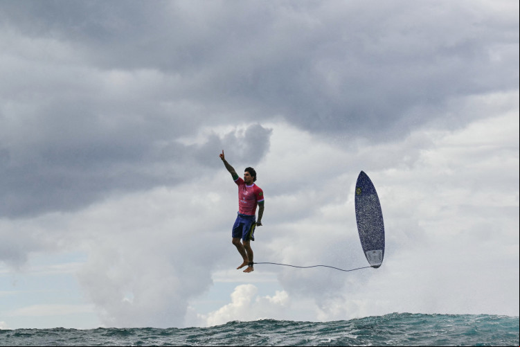 Gabriel Medina se manteve na frente durante a 5ª bateria e conquistou 9.90 no primeiro tubo, maior nota do torneio olímpico na modalidade