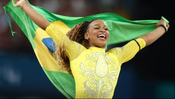 2024.08.01 - Jogos Olímpicos Paris 2024 - Ginástica Artística feminino. Rebeca Andrade recebe a medalha de prata que conquistou na final do individual geral