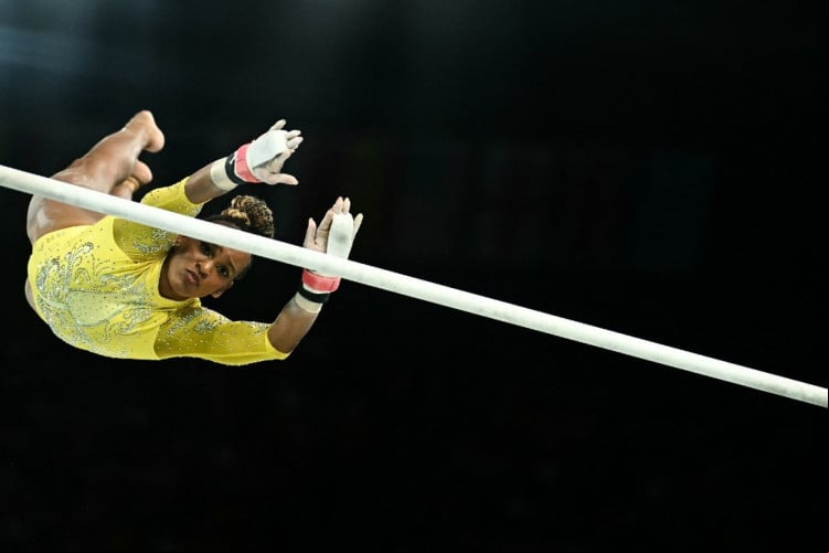 A brasileira Rebeca Andrade compete na prova de barras assimétricas da final geral feminina da ginástica artística durante os Jogos Olímpicos de Paris 2024, na Arena Bercy, em Paris, no dia 1º de agosto de 2024.