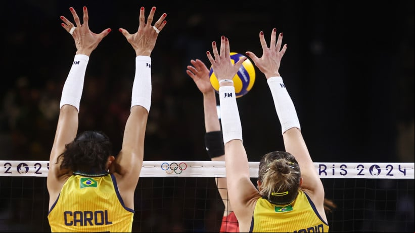 Vôlei feminino do Brasil em jogo nas Olimpíadas 2024. Na imagem as atletas (E-D) Carol e Rosamaria  