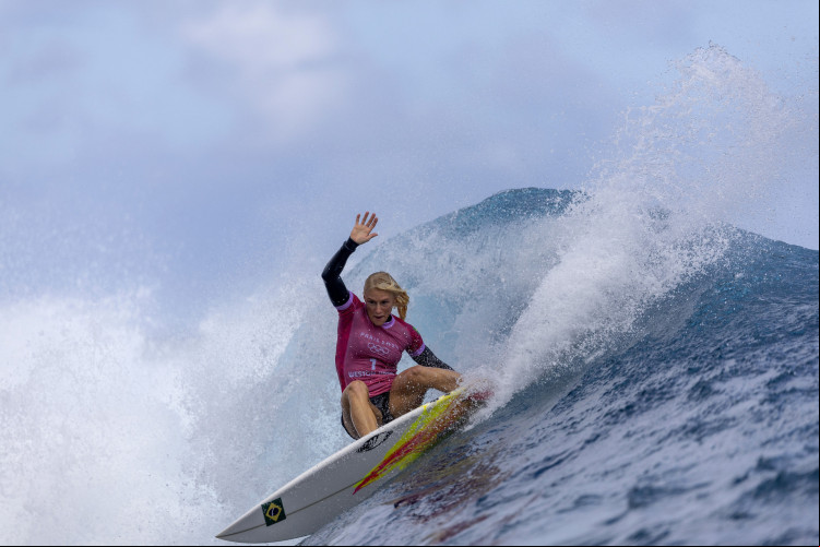 Tatiana Weston-Webb enfrentou americana na final do surfe feminino.
