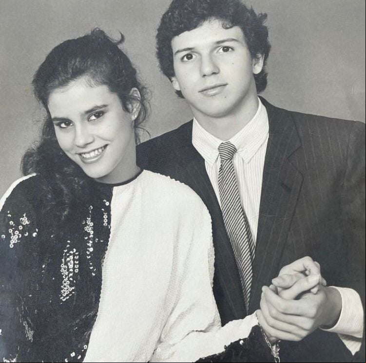 O famoso diretor de TV Boninho e a socialite Narcisa Tamborindeguy foram casados de 1983 a 1986 e tiveram uma filha juntos, Mariana, que nasceu em 20/9/1984.