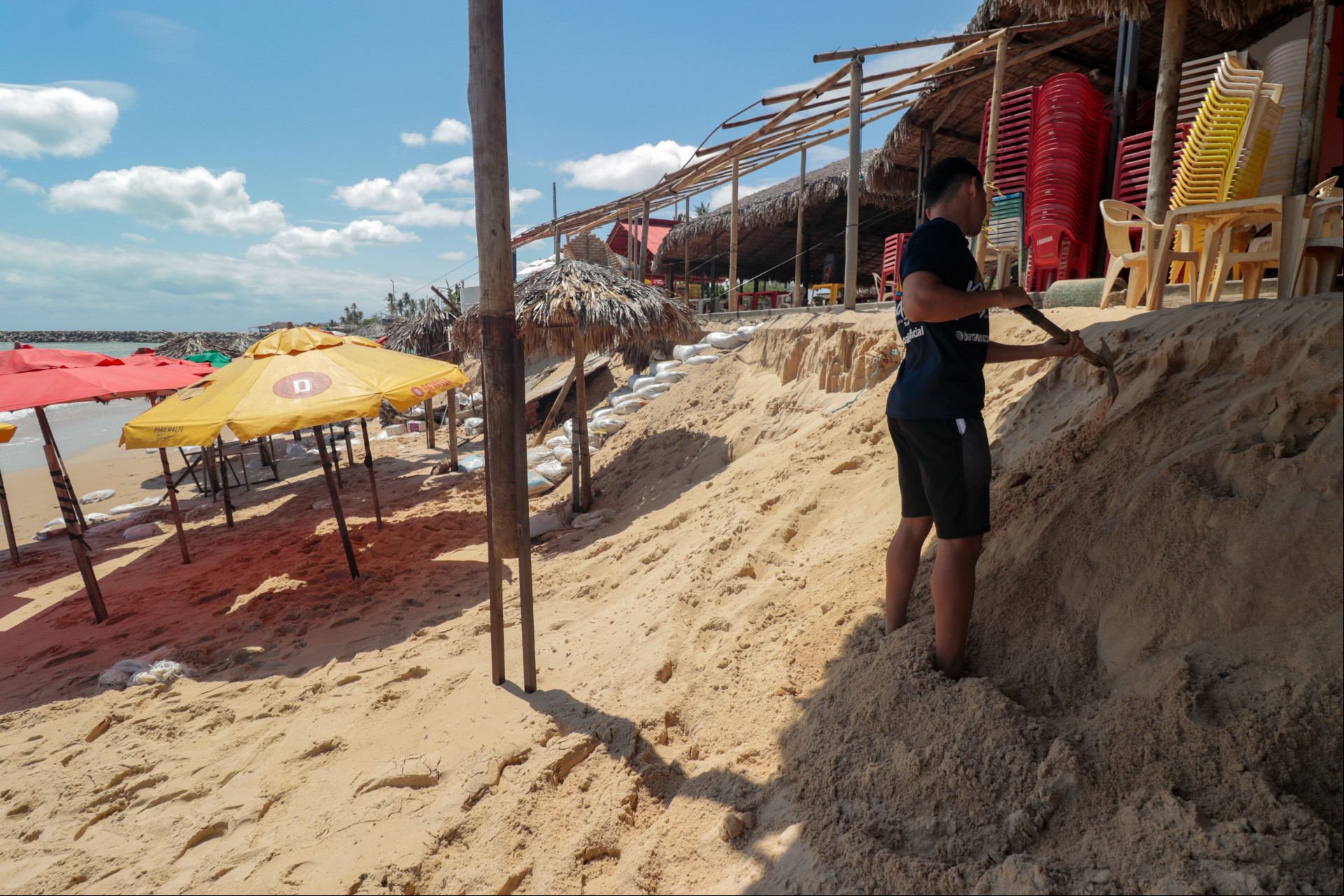 FORTALEZA, CEARÁ, BRASIL, 21-09-2024:Barracas destruídas na orla da Barra do Ceará devido a subida da maré do mês de setembro.. (Foto: Samuel Setubal/ O Povo)