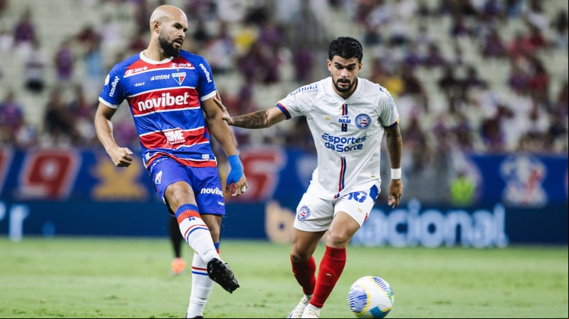 Zé Welison e Cauly disputam lance no jogo Fortaleza x Bahia, no Castelão, pelo Campeonato Brasileiro Série A 2024 