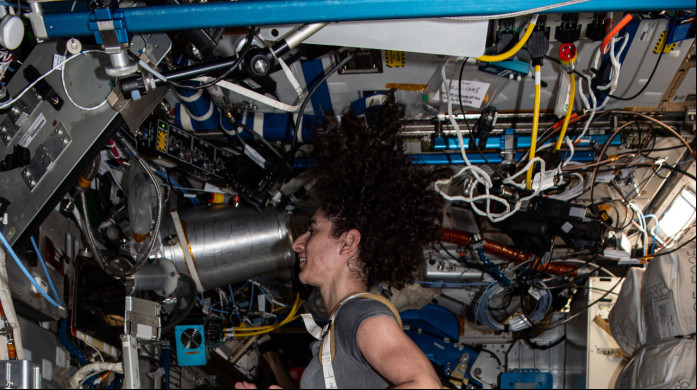 A astronauta da NASA Jasmin Moghbeli corre na esteira T2 A astronauta da NASA Jasmin Moghbeli corre na esteira T2
