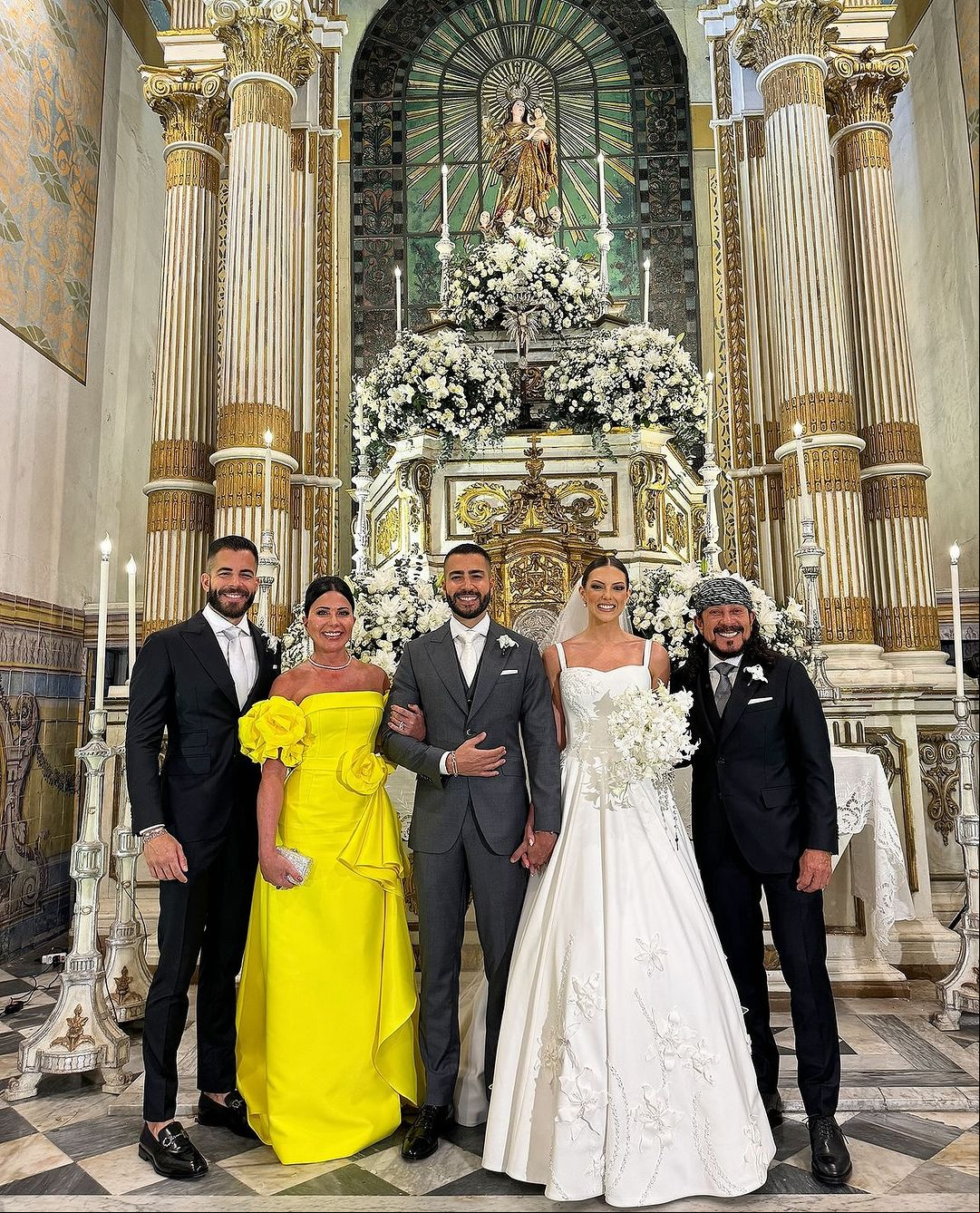 Bell Marques surpreendeu seus fãs ao comparecer ao casamento de seu filho, Rafa Marques, com Pati Guerra utilizando a tão característica bandana. O cantor explicou que foi um desafio criar essa marca em sua carreira e que riu com os comentários das fotos do evento.