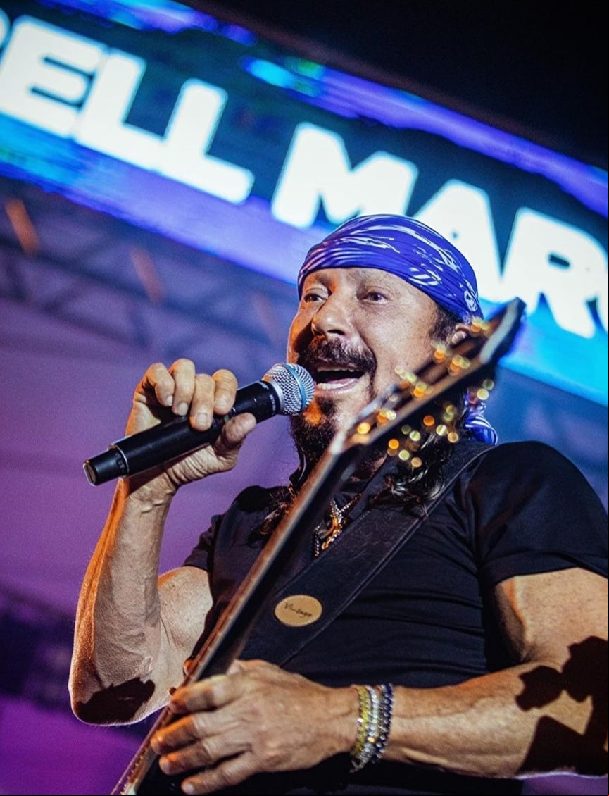 A primeira atuação de Bell Marques em cima de um trio elétrico aconteceu em 1979, tocando no bloco Traz os Montes, no Trio Tapajós. Entre 1980 e 2014, o Chiclete com Banana vendeu 8 milhões de álbuns no país.