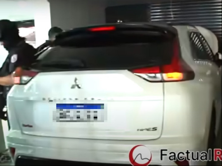 MPE anexou em ação trecho de reportagem do portal Factual RJ registrando que carro que teria sido dado por servidores da Prefeitura de Santa Quitéria a traficante estava na casa dele na Rocinha MPE anexou em ação trecho de reportagem do portal Factual RJ registrando que carro que teria sido dado por servidores da Prefeitura de Santa Quitéria a traficante estava na casa dele na Rocinha