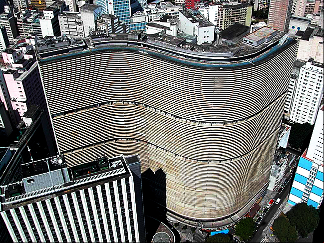 Edifício Copan - Com linhas sinuosas, é um dos símbolos da moderna arquitetura brasileira. O prédio, em São Paulo, tem a maior estrutura de concreto armado do país: 115m de altura, 32 andares e 120 mil m2 de área construída. Inaugurado em 1966, tem lojas e residências.