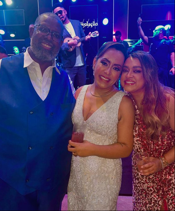 Em julho, durante a celebração para renovação de votos do cantor Péricles com a mulher Lidiane, Preta Gil teve um encontro emocionante com a cantora Simony.