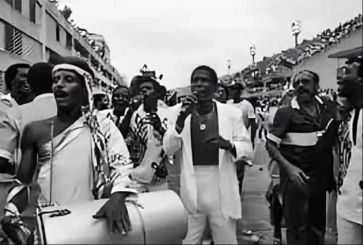 O intérprete não só venceu seu primeiro desfile, como emplacou logo um tricampeonato. Em 1977, o bi foi com o enredo Vovó e o rei da saturnália na corte egipciana e, em seguida, levantou o tri ao cantar A criação do mundo na tradição nagô. Era uma fase vitoriosa ao lado de Laíla e Joãosinho Trinta.
