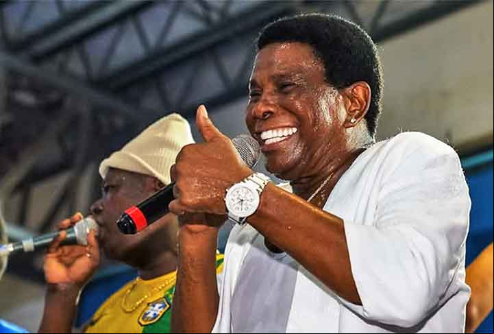 Nos anos 90, Neguinho só conquistou o título em 98, dividido com a Mangueira, com o enredo O mundo místico dos Caruanas nas águas do Patu-Anu!. Depois, foi tetra vice. Um deles com um desfile marcante, em 2001, A saga de Agotime, Maria mineira Naê!