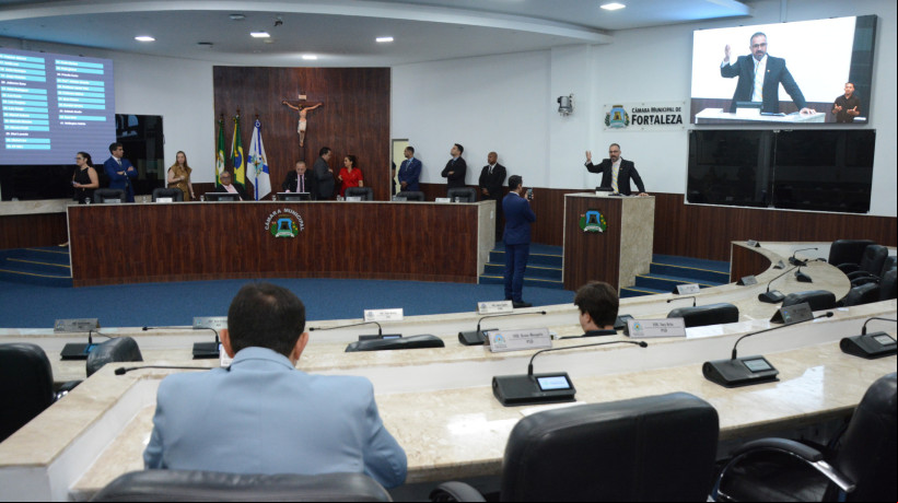 CÂMARA deu posse a dois vereadores