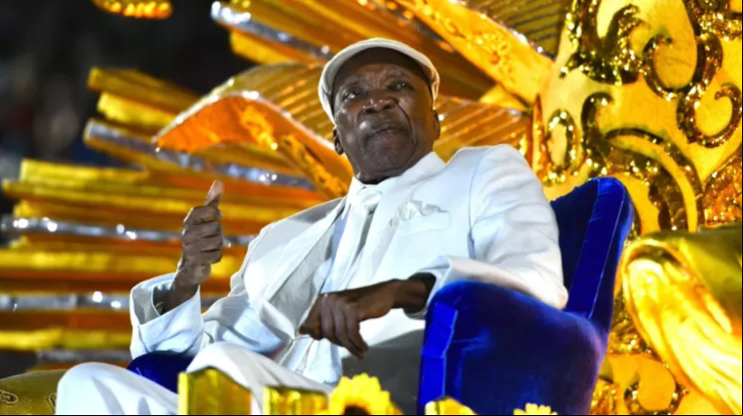 Milton Nascimento é ovacionado na Sapucaí em desfile da Portela 