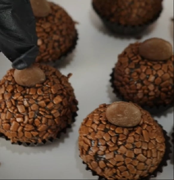 Ingredientes: Uma lata de leite condensado, duas colheres de sopa de chocolate em pó, uma colher de sopa de manteiga e chocolate granulado para decorar.