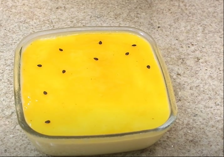 Como fazer: Bata no liquidificador o leite condensado, creme de leite e suco de maracujá até obter uma mistura cremosa e homogênea. Distribua em taças, leve à geladeira por duas horas para firmar e decore com a polpa de maracujá.