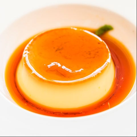 Como fazer: Derreta o açúcar numa a até formar uma calda dourada e despeje numa forma. Bata no liquidificador o leite condensado, leite e ovos, despeje na forma caramelizada e asse em banho-maria no forno preaquecido a 180º por uma hora ou até firmar. Deixe esfriar e leve à geladeira antes de desenformar.