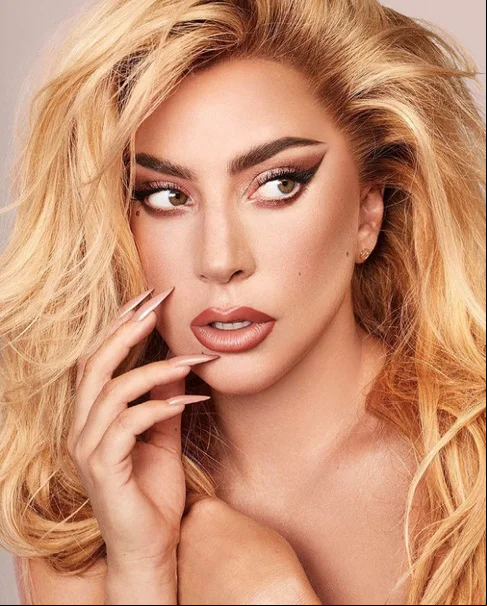 Em 2016, ela lançou seu quinto álbum de estúdio, “Joanne”, que apresenta influências fortes do country e rock.