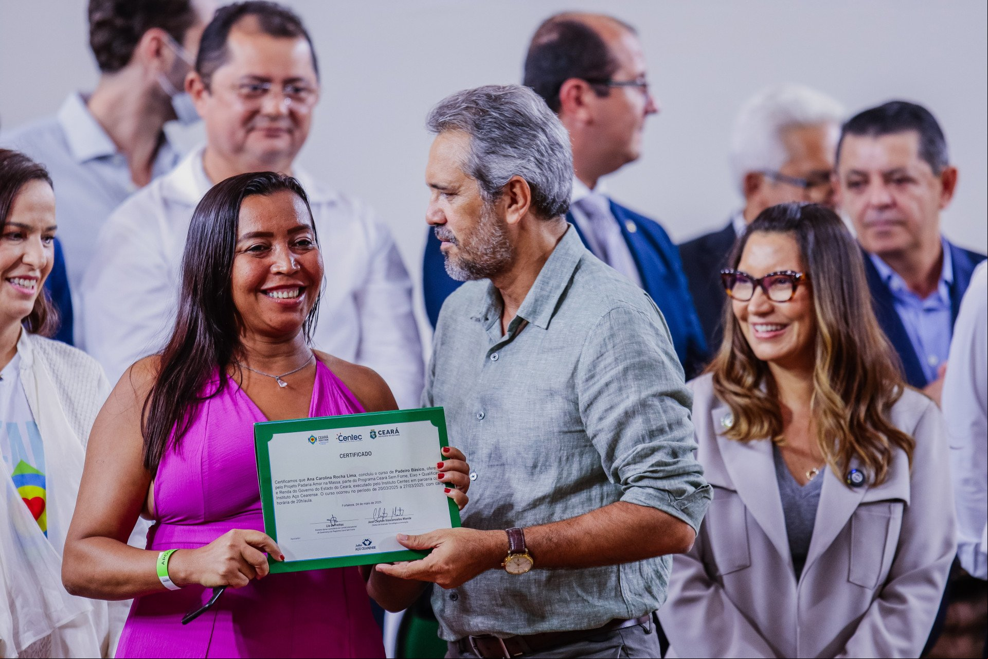 FORTALEZA-CE, BRASIL, 26-05-2025: Visita da primeira-dama do Brasil, Janja Lula da Silva, ao Ceará. Na ocasião, há a entrega das certificações do curso de panficação social, com a presença de autoridades, como Elmano de Freitas, Evandro Leitão e Camilo Santana. (Foto: Fernanda Barros/ O Povo)