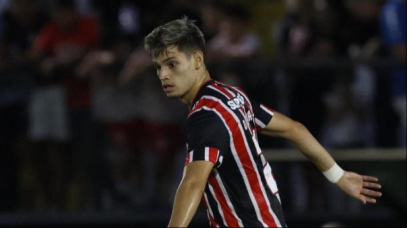 Lateral-esquerdo Navarro afirma que foi chamado de 