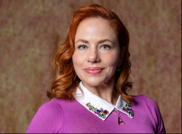 Aldeide (Karine Teles) se torna mãe de bebê reborn em 
