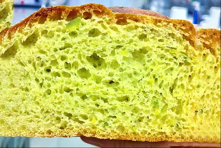 Na Sicília, Itália, é praticamente impossível não se deparar com o pistache utilizado na confecção de bolos, frios, tortas, biscoitos, entre outros. A maior parte das docerias das cidadezinhas nas encostas do Etna fazem deliciosos sorvetes e tortas de pistache.