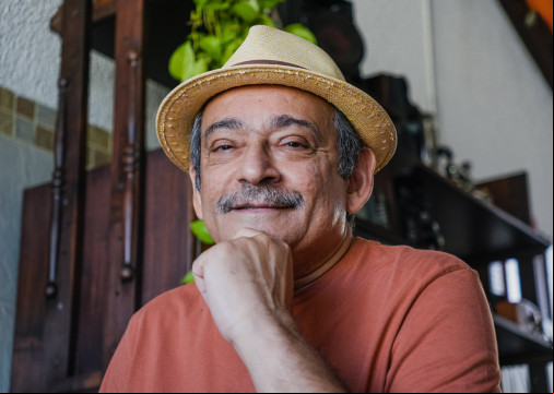 FORTALEZA-CE, BRASIL, 02-06-2025: Na foto, o cantor Chico Araújo, com o lançamento de seu novo EP.  (Foto: Fernanda Barros/ O Povo)