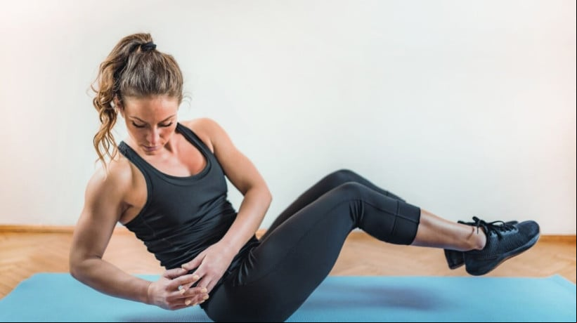 Alguns hábitos podem ajudar a combater a gordura abdominal (Imagem: Microgen | Shutterstock)  