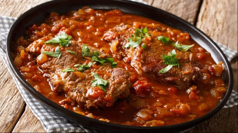 Bife de contrafilé ao molho de tomate (Imagem: Sergii Koval | Shutterstock) 
