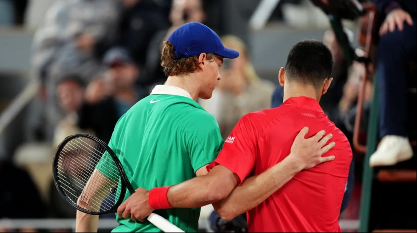 Sinner (de verde) e Djokovic (de vermelho) 