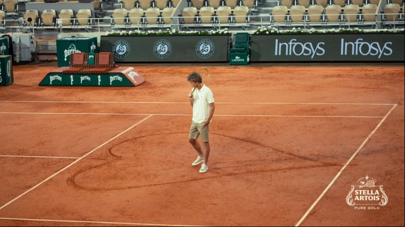 Gustavo Kuerten fazendo um coração no saibro de Roland Garros 