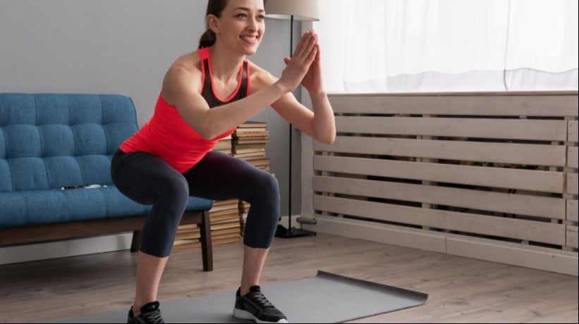 Os exercícios funcionais envolvem movimentos variados que estimulam o corpo de forma global (Imagem: Artsplav | Shutterstock) 