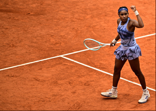 Coco Gauff celebra vitória sobre Sabalenka na final de Roland Garros
