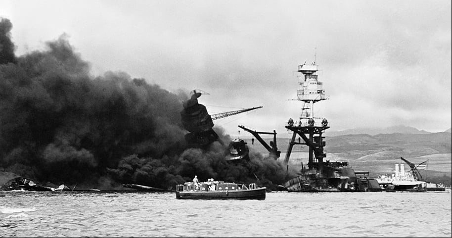 Mas o alerta que Popov fez ao FBI (polícia federal americana) sobre Pearl Harbor foi desconsiderado. O diretor John Edgar Hoover não ligou quando Popov disse que a base naval americana no Havaí seria bombardeada.