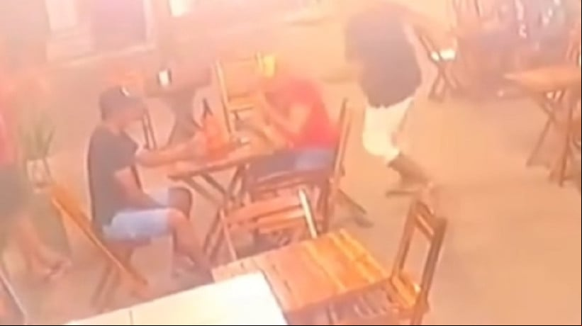 Câmeras de vigilância flagraram o momento em que um homem mata outro a facadas em um bar de Quixadá na noite desse sábado, 7
