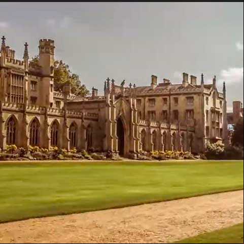 Em 1964, Blunt confessou que atuava como espião da então União Soviética desde a década de 1930. Recrutado quando era um jovem professor na Universidade de Cambridge (foto), ele ocupou posto no alto escalão do serviço secreto britânico durante a Segunda Guerra Mundial e ou informações para a KGB, a agência de inteligência soviética.