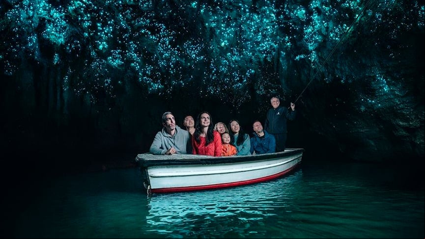 A caverna tem poços de calcário, com estalagmites e estalactites e é repleta de vagalumes nativos, que dão uma luminosidade única ao local. Turistas eiam de barco pela gruta.