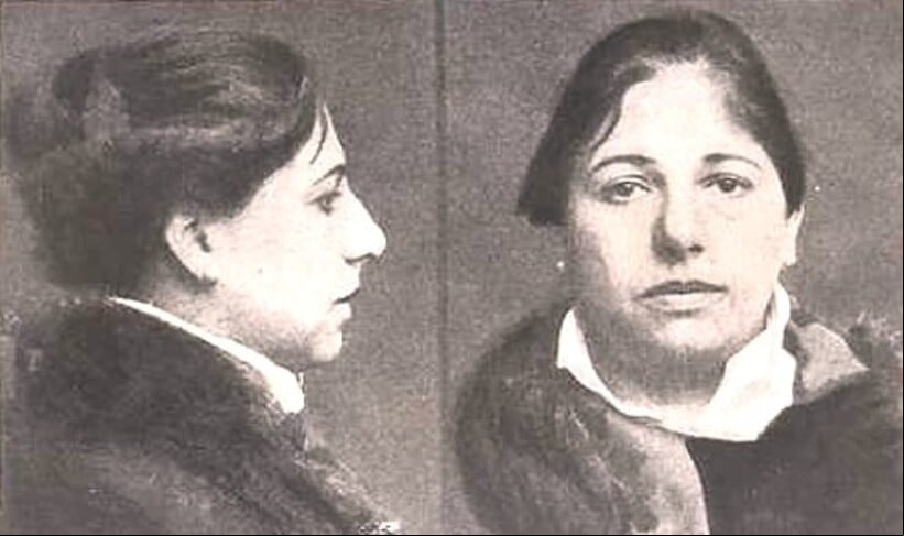 Em 1917, a holandesa foi presa pelos ses, julgada e condenada à morte por espionagem. Apesar disso, as evidências contra ela eram circunstanciais, e muitos historiadores acreditam que ela foi usada como bode expiatório em um momento de alta paranoia e medo de espionagem.