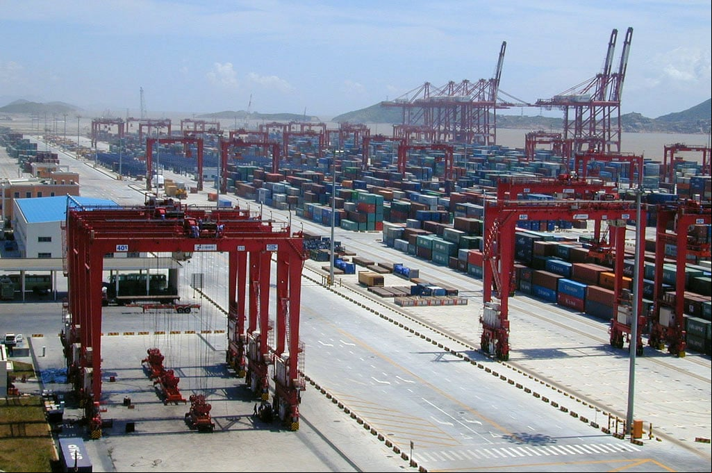 Os maiores portos do mundo, predominantemente na Ásia, refletem a importância estratégica da região no comércio global. Esses portos, como Shangai e Singapura, desempenham papéis cruciais na movimentação de mercadorias e na integração dos mercados internacionais. Conheça, então, quais são os dez maiores portos do mundo e um pouco mais sobre cada um deles. 