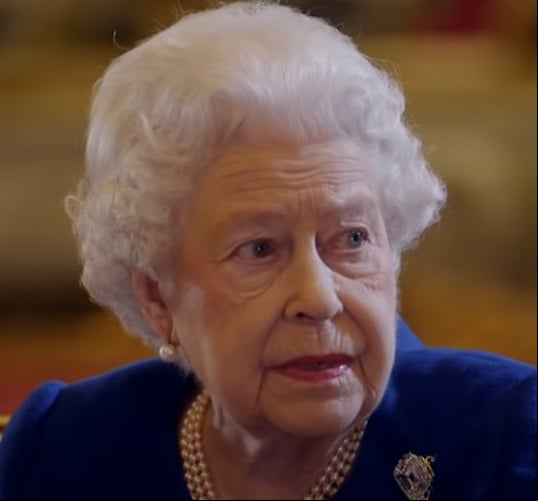 Após a morte de Blunt em 1983, aos 75 anos, surgiu a preocupação de informar oficialmente à Rainha Elizabeth sobre a atuação do espião para evitar que ela soubesse do fato pela mídia. Segundo os registros, a monarca reagiu com “calma e sem surpresas” ao comunicado.