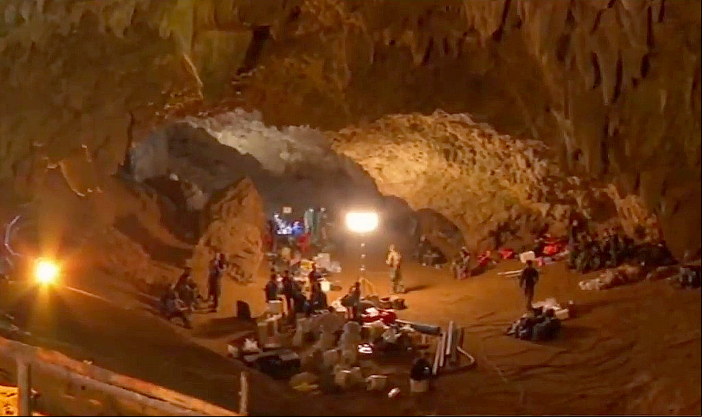É a caverna que ficou famosa porque um grupo de 12 garotos de um time de futebol tailandês ficou preso e precisou ser resgatado. Durante uma chuva forte, formou-se um rio subterrâneo e eles ficaram presos, mas depois foram salvos.