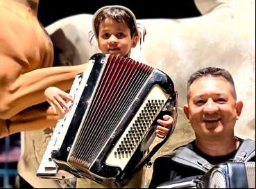 Fã de Luiz Gonzaga, cearense de 8 anos aprende a tocar sanfona em 3 meses. Na foto, o pequeno José Henrique e seu pai "Berg do Acordeon" 